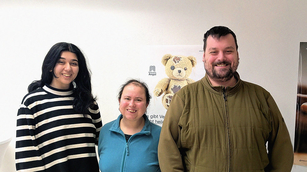 Zahra, Sabrina und Christoph bei ersten Arbeitstag von Sabrina