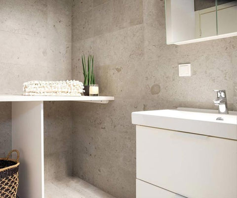 Plaukti un kumodes vannasistabai