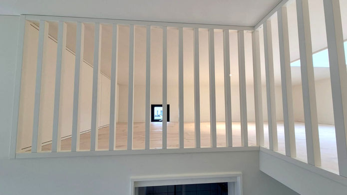 Balti krāsotas koka margas