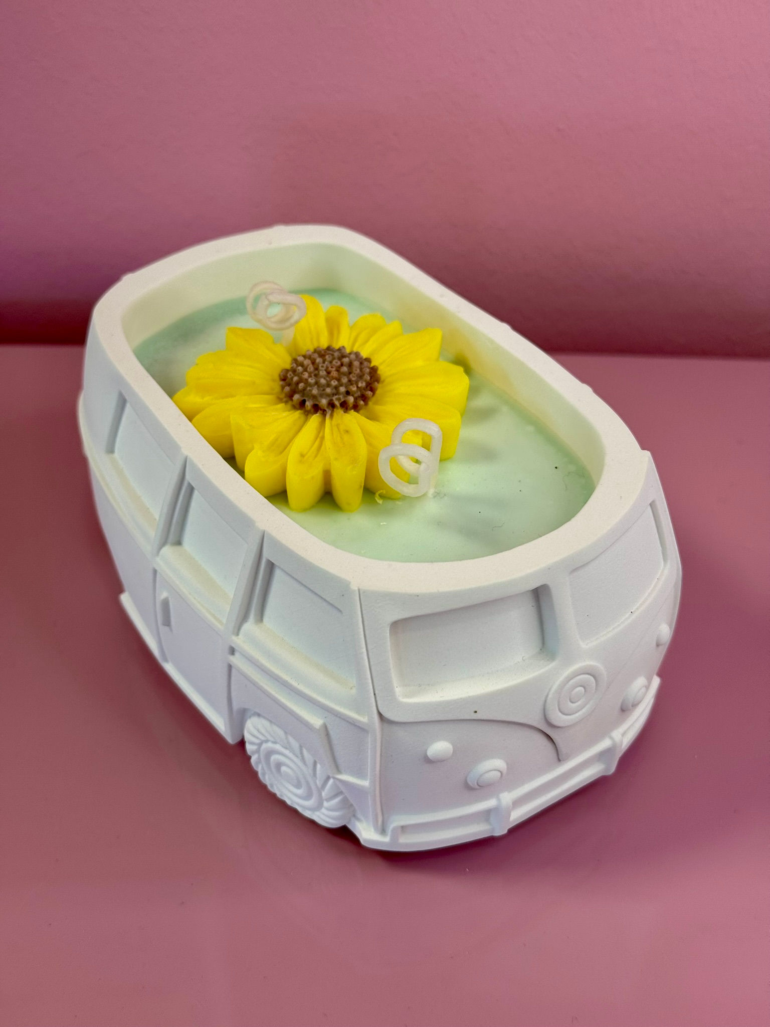 Einzelstück - Bio-Sojawachskerze im Hippiebus *Sunnäblüämli*