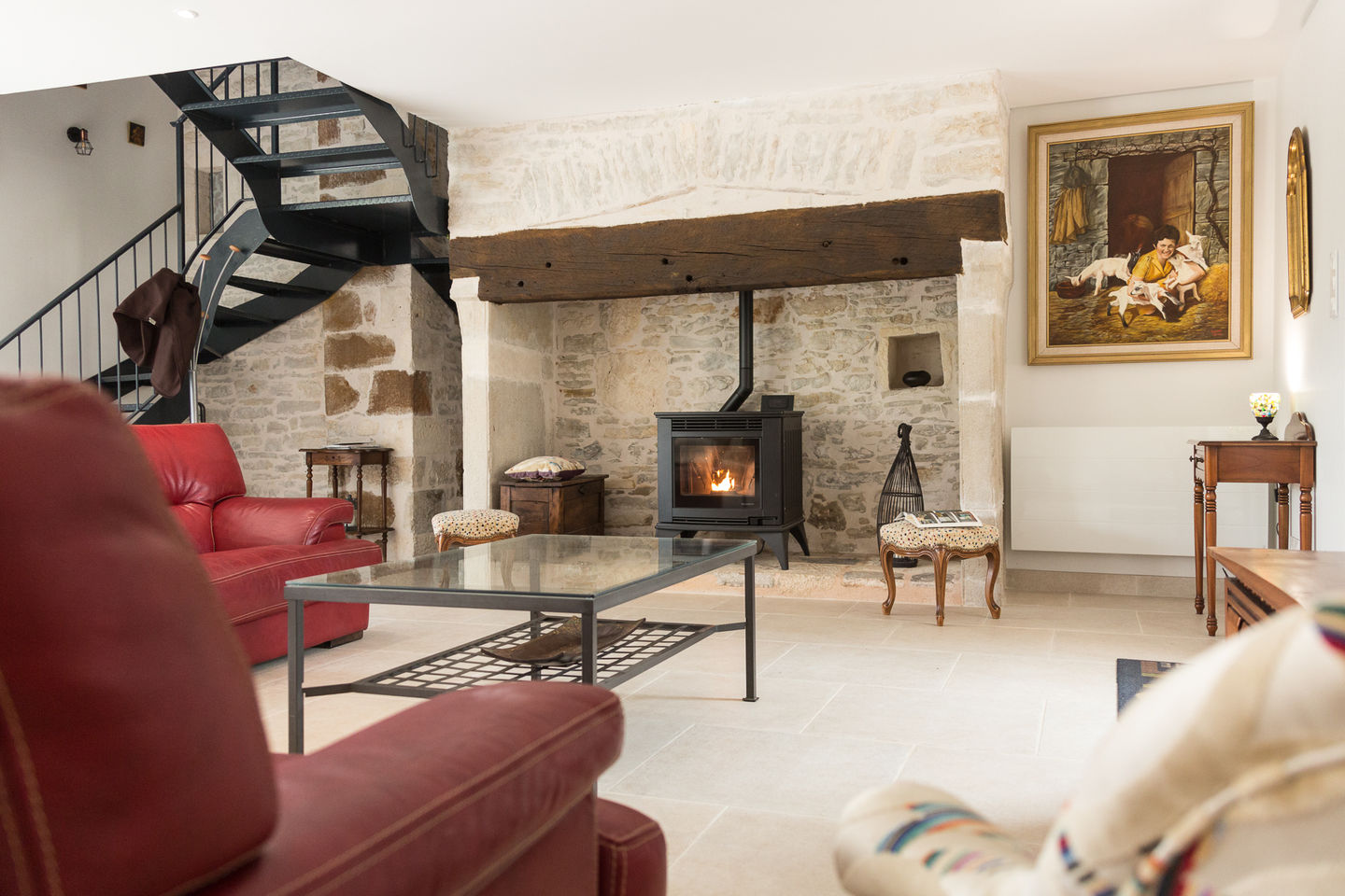 Une grande pièce à vivre très cocooning grâce à son salon, ses canapés confortables et sa cheminée et son poêle à granulés