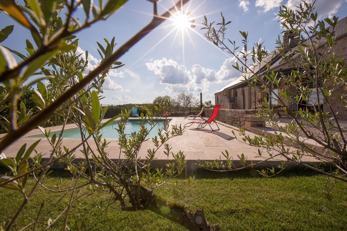 gîte avec belle piscine avec vue sur la campagne sans vis à vis.
