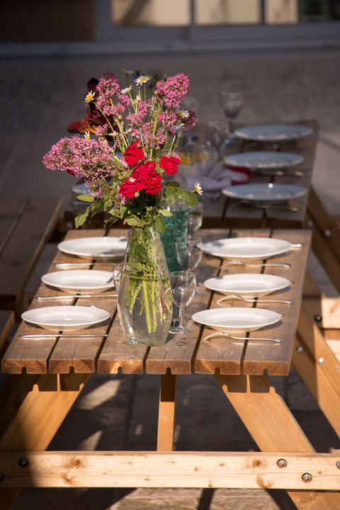 Grande tablée en famille ou entre amis au gîte des Pierres du Causse dans la vallée de la Dordogne
