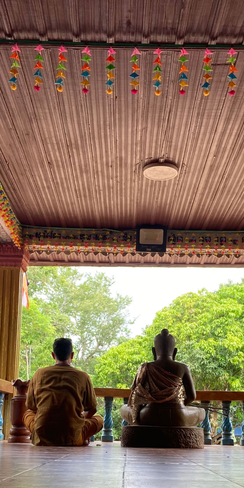 Meditando en un templo en Camboya