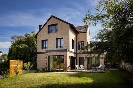 extension et surélévation d'une maison de ville à Versailles en brique et détails anthracite