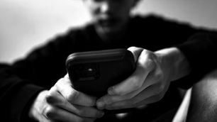 ¿Cómo saber si alguien es mayor de edad en internet?