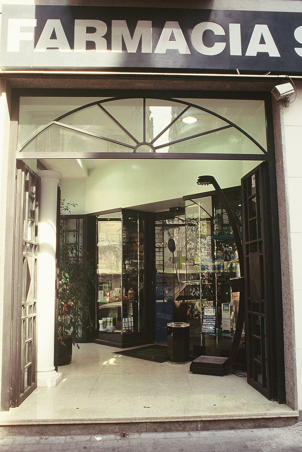 farmacia-Mattachione-allestimento-1994-4