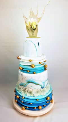 Hochzeitstorte mit goldenen Kugeln, Blumen und Blau und goldener Marmorierung.jpg