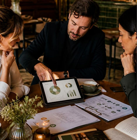 Diagnóstico de experiencia gastronómica con equipo de hospitalidad revisando el viaje del