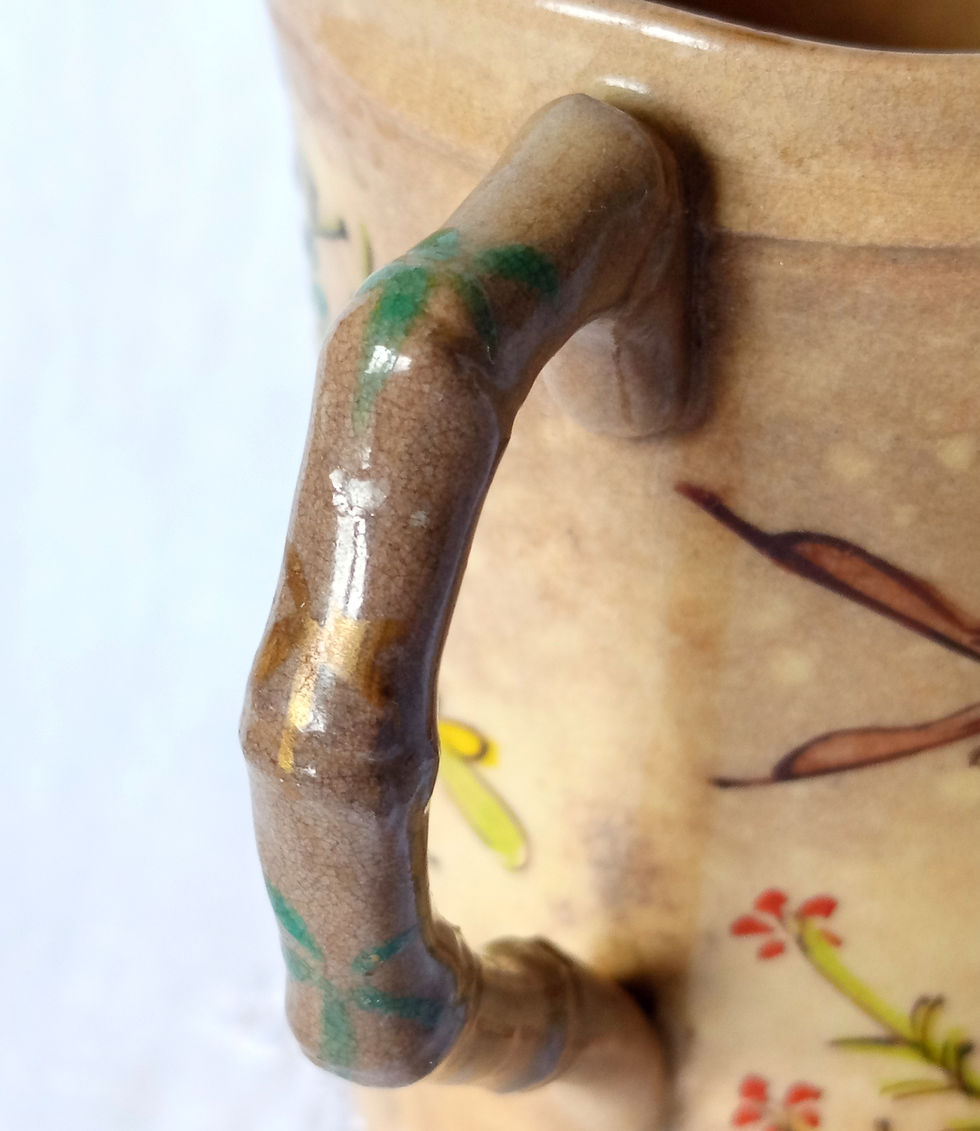 Miniature : Petit pot à anse en faïence fleurs et insectes Japon Fin XIXe - début XXe