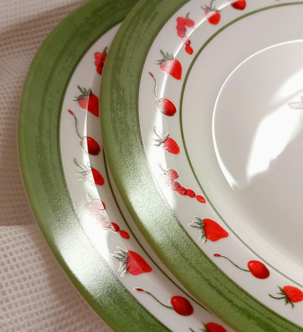 Miniature : Série de 7 assiettes plates décor vert à cerises - Arcopal années 80