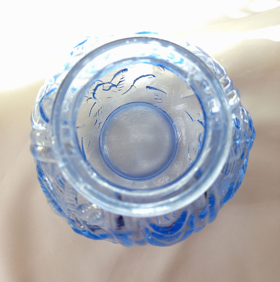 Miniature : Petit vase boule en verre moulé bleu style Art déco