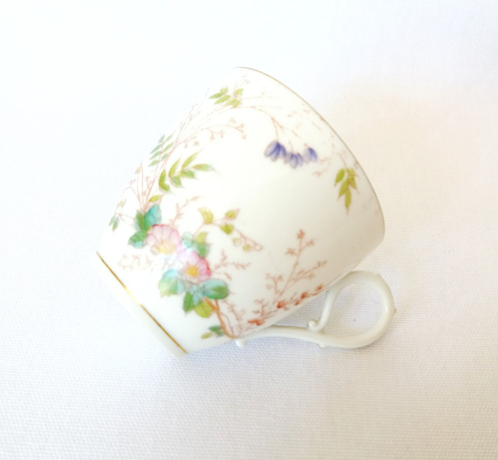Miniature : Tasse ancienne en porcelaine fine décor fleuri