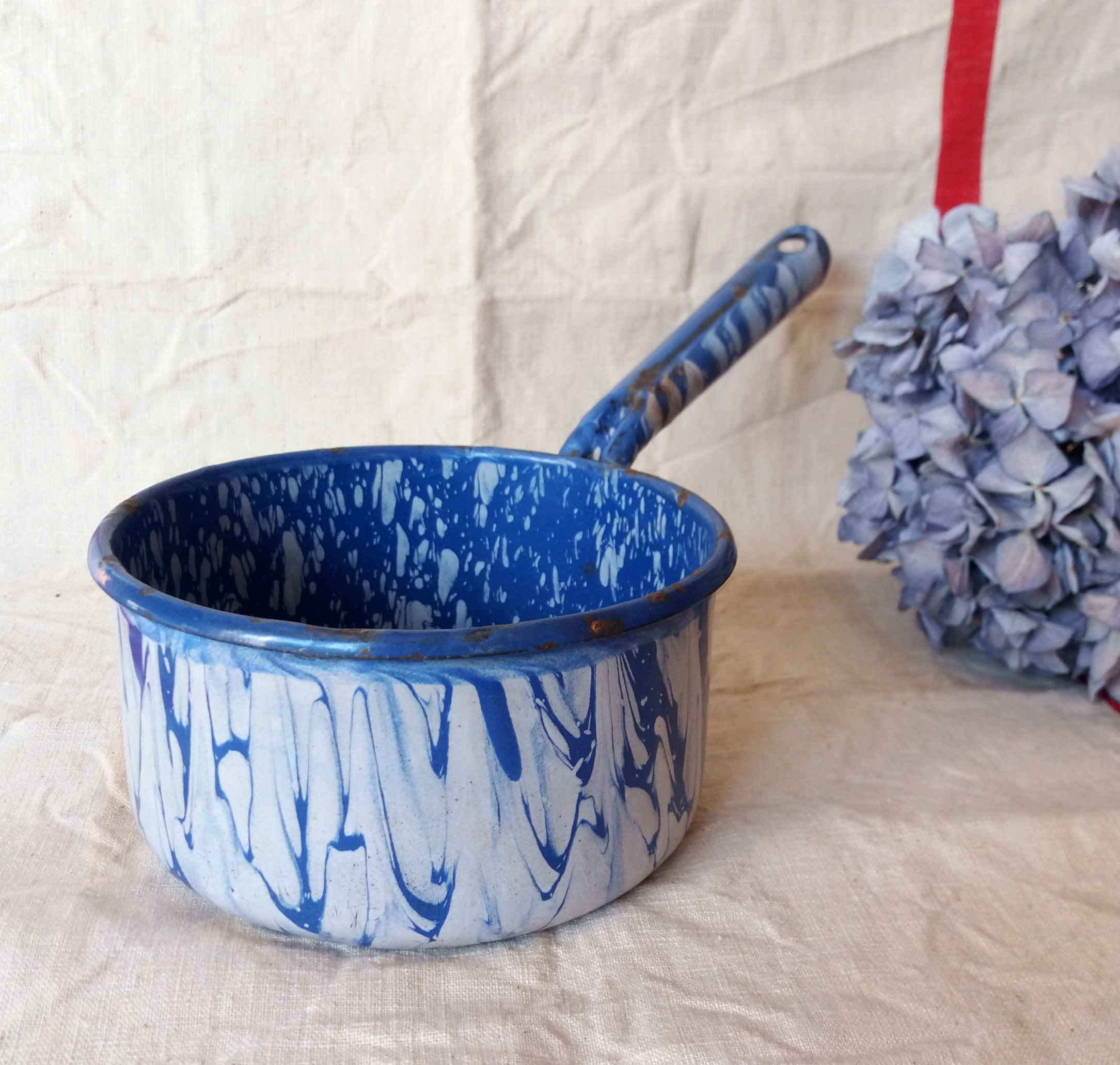 Petite casserole bleue et blanche en tôle émaillée - début XXe siècle