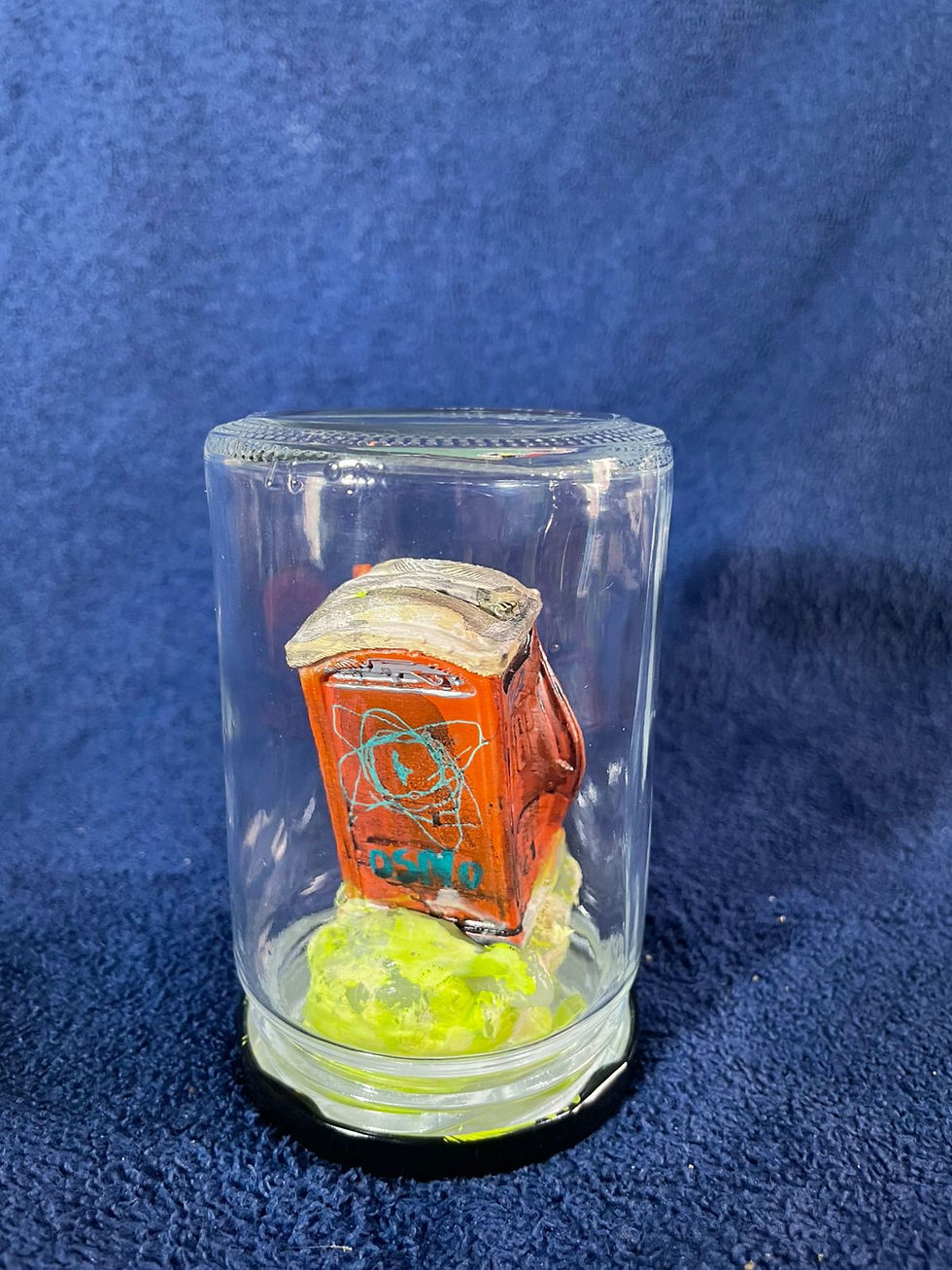 Miniatura: Escultura Banheiro Químico, por Carinho