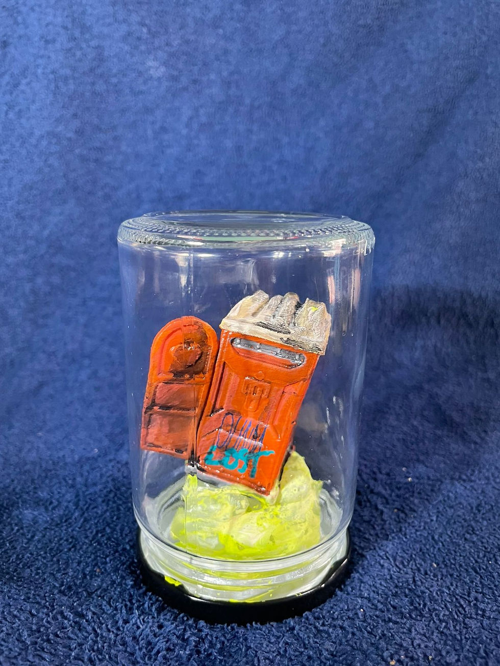 Miniatura: Escultura Banheiro Químico, por Carinho