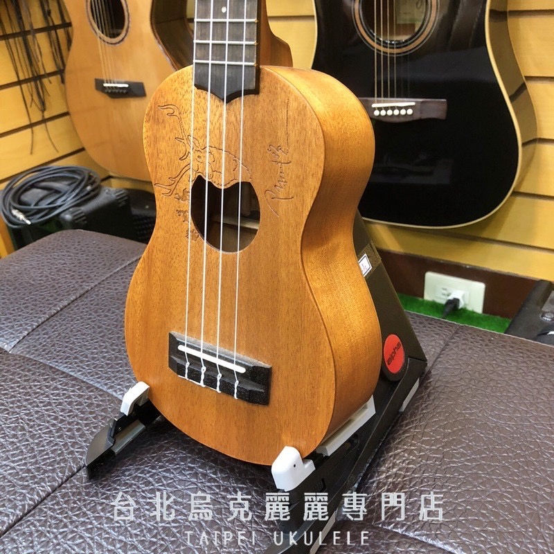 縮圖：aNueNue彩虹人 陳綺貞簽名款 麋鹿21吋 桃花心木 烏克麗麗 ukulele 絕版