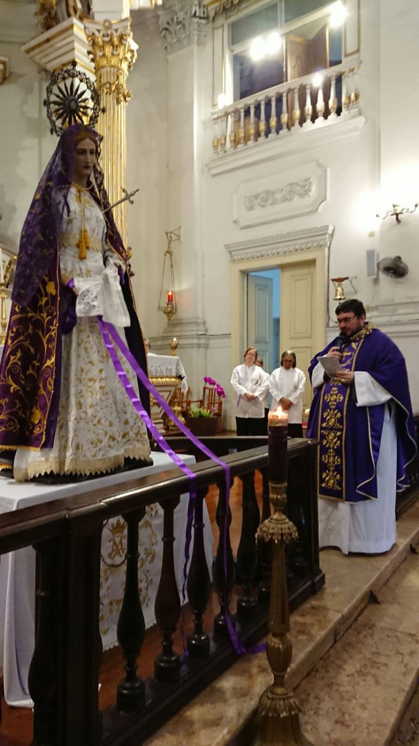 O Setenário à Nossa Senhora das Dores começa com a primeira vela acesa pela mãe de Marielle Franco.