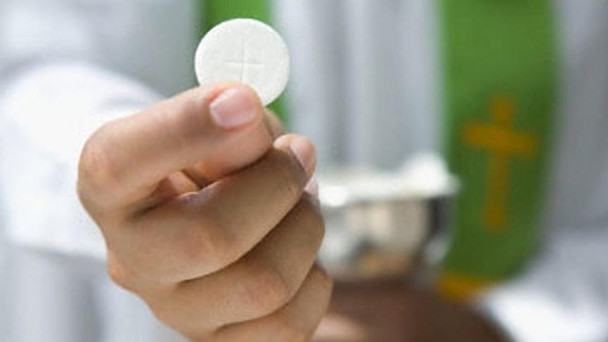 Qual a forma correta de receber a Sagrada Comunhão na Santa Missa?