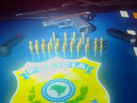 Motoboy é preso com arma furtada em baú de moto na BR-116 em Pelotas