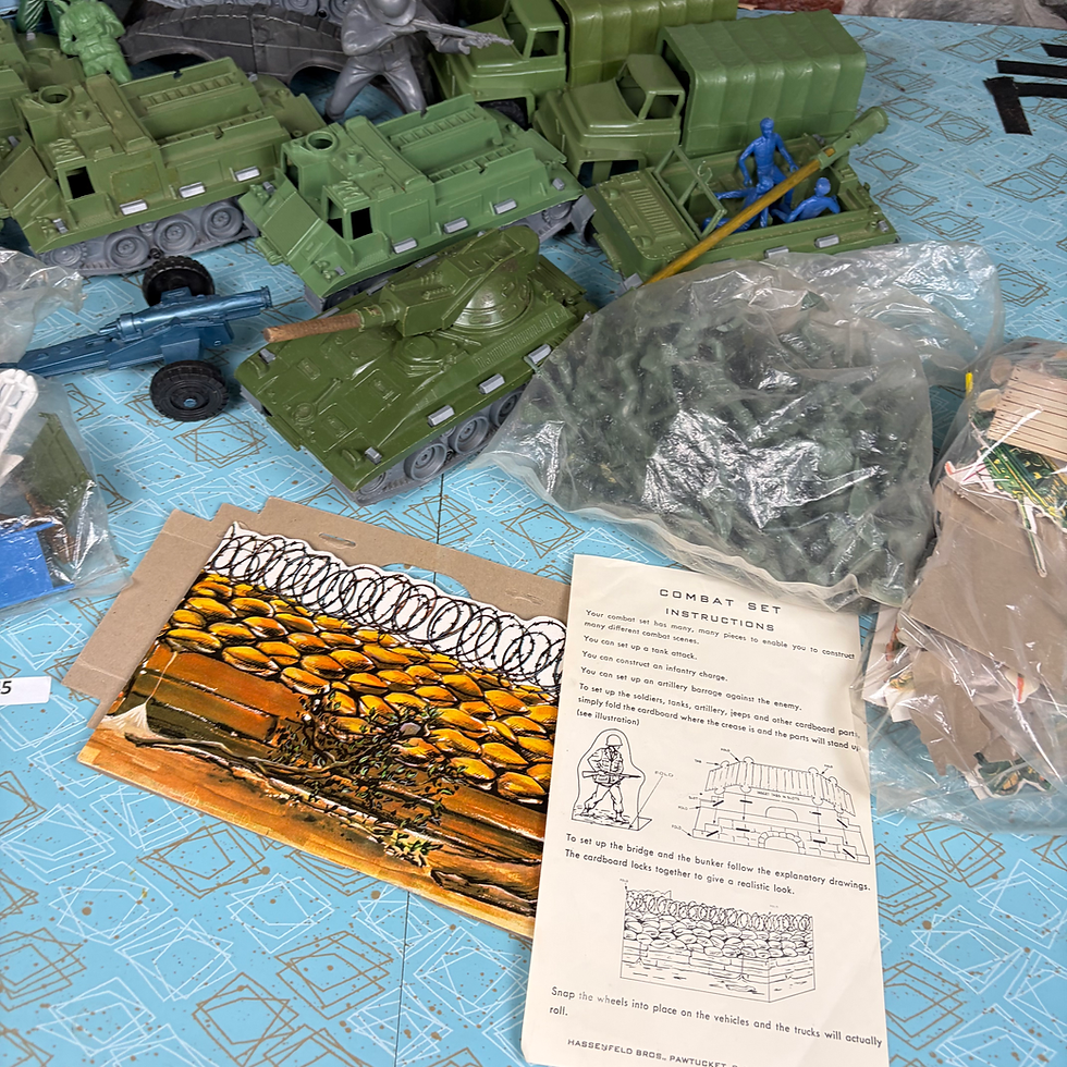 Thumbnail: HW - 045 - Vtg Combats Set W/Soldiers & Tanks