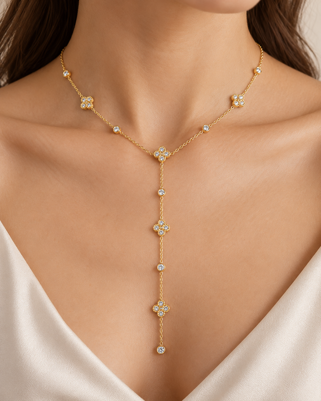 COLLIER LEILA