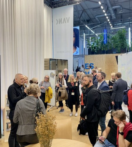The VANK stand at Orgatec Cologne 2022, designed by Studio Politowicz, is a thoughtfully crafted space that showcases the concept of "wellbioing in the workplace."