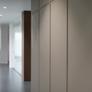 Minimalistyczny showroom mebli kuchennych