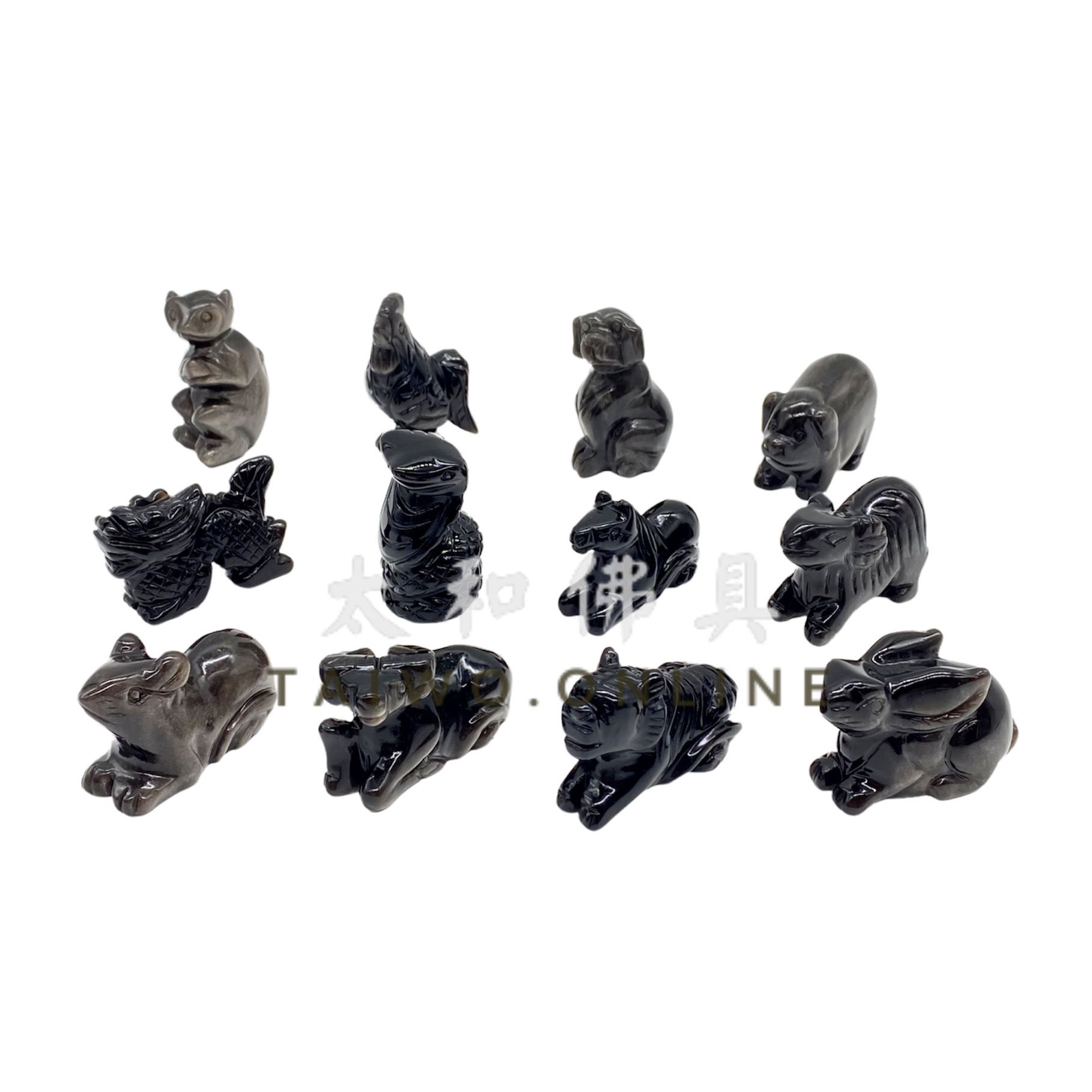 黑矅石十二生肖擺件。十二生肖擺件系列，專為提升個人運勢與祈求平安設計。鼠牛虎兔龍蛇馬羊猴雞狗豬全款式可選，寓意吉祥如意，是必備的開運好物，為您帶來福氣與祥和！