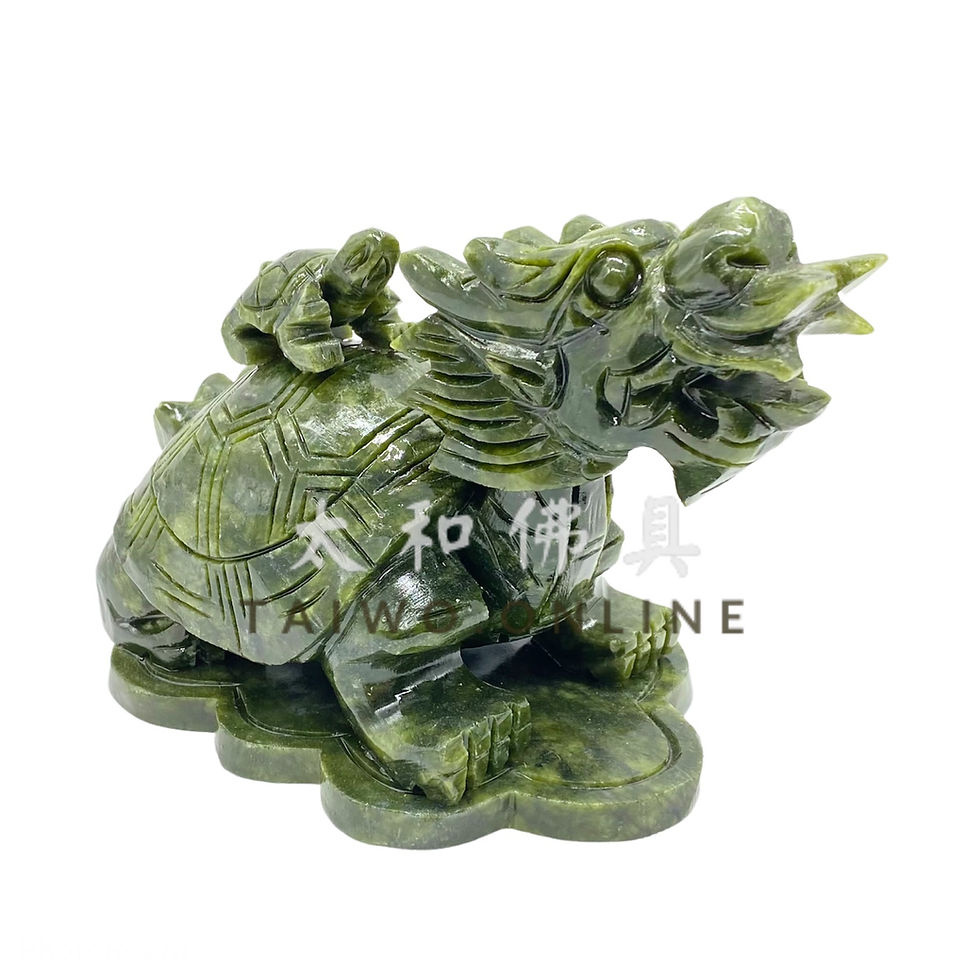 縮圖：青玉龍龜13cm-18cm：龍龜，又稱「贔屭」或「霸下」，是中華文化中源遠流長的祥瑞神獸。傳說中，牠是龍所生的九子之一，擁有龍首與龜身，完美結合了龍的尊貴權威與龜的沉穩長壽。因「龍龜」二字諧音「榮歸」，也象徵著功成名就、榮譽歸來。