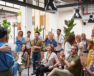 Les gens d'affaires applaudissent