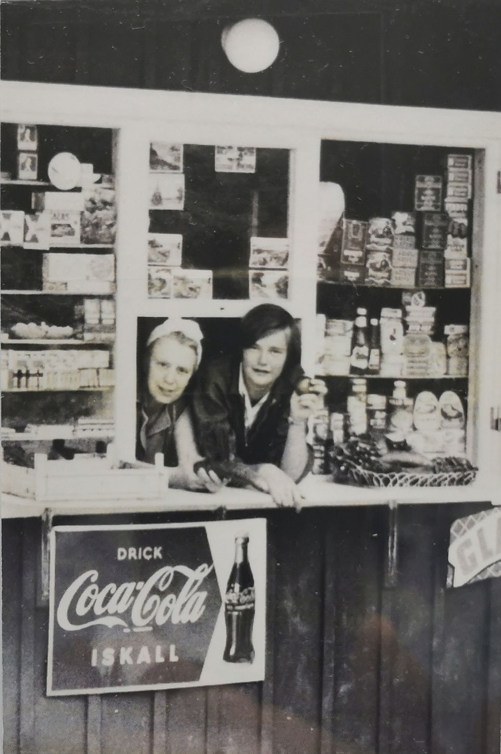 Gunilla och Dagmar i kiosken.