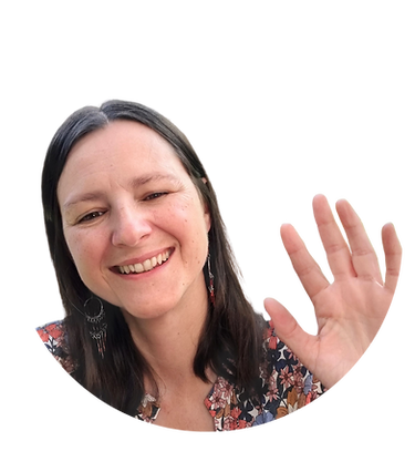 Portrait of Sophie French Tutor, smiling and waiving her hand to say hello.