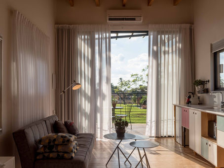 היתרונות והחסרונות של התקנת עמדת טעינה לרכב חשמלי בבית מעץ