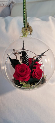 saint valentin, roses, cadeau Suspensions en verre soufflé, divers formats.
Plantées avec divers végétaux, bois, pierres et roses