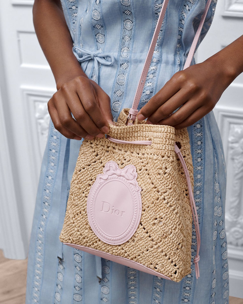 Dior Dioriviera Blooming mini bucket bag in pink openwork raffia – view 2