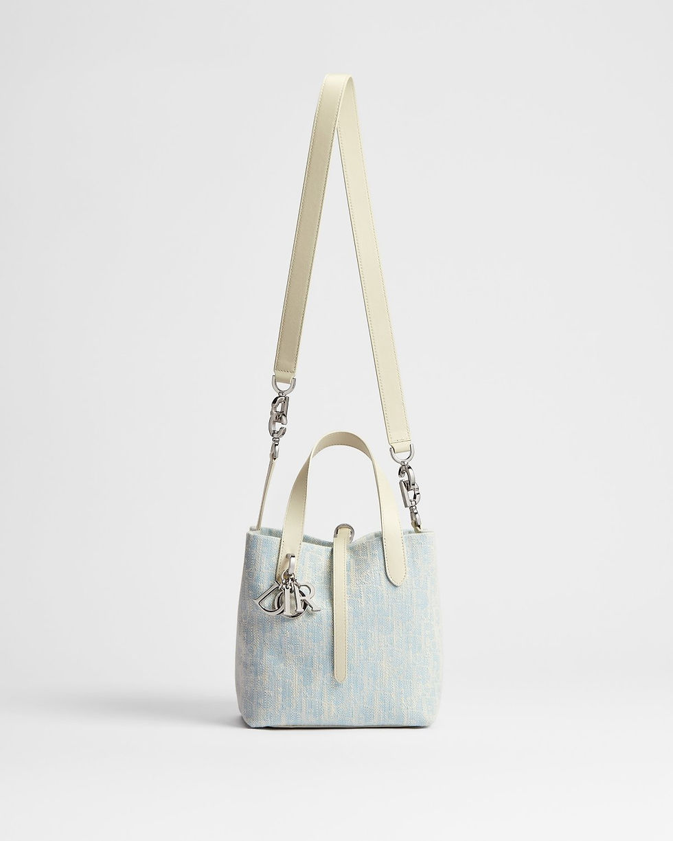 Dior Small Toujours Vertical Tote in blue Dior Oblique Washed jacquard – front view with strap