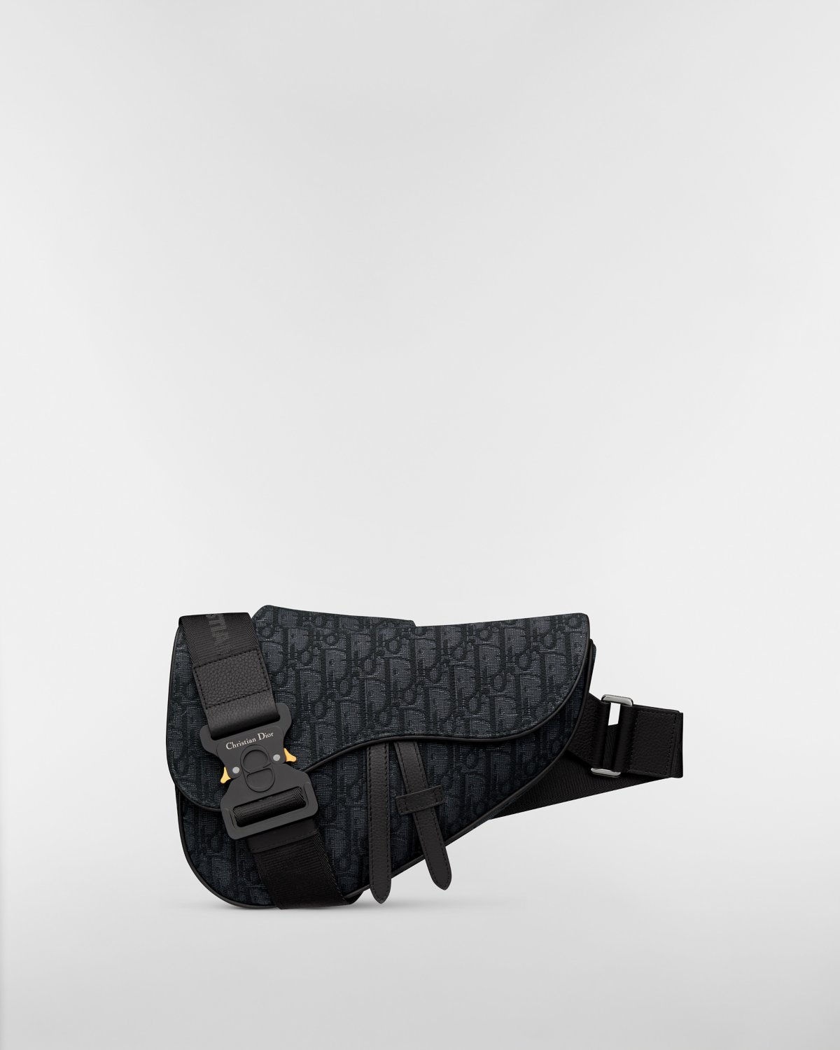 Dior Saddle bag in black Dior Oblique jacquard – three-quarter view