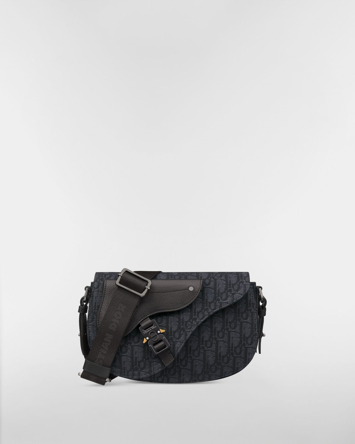 Dior Saddle messenger bag in black Dior Oblique jacquard – front view with strap