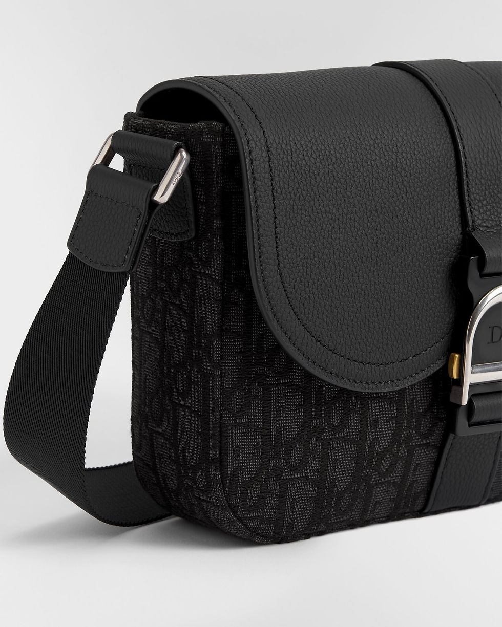 Thumbnail: Dior Saddle Heritage messenger bag in black Dior Oblique jacquard – angled side detail