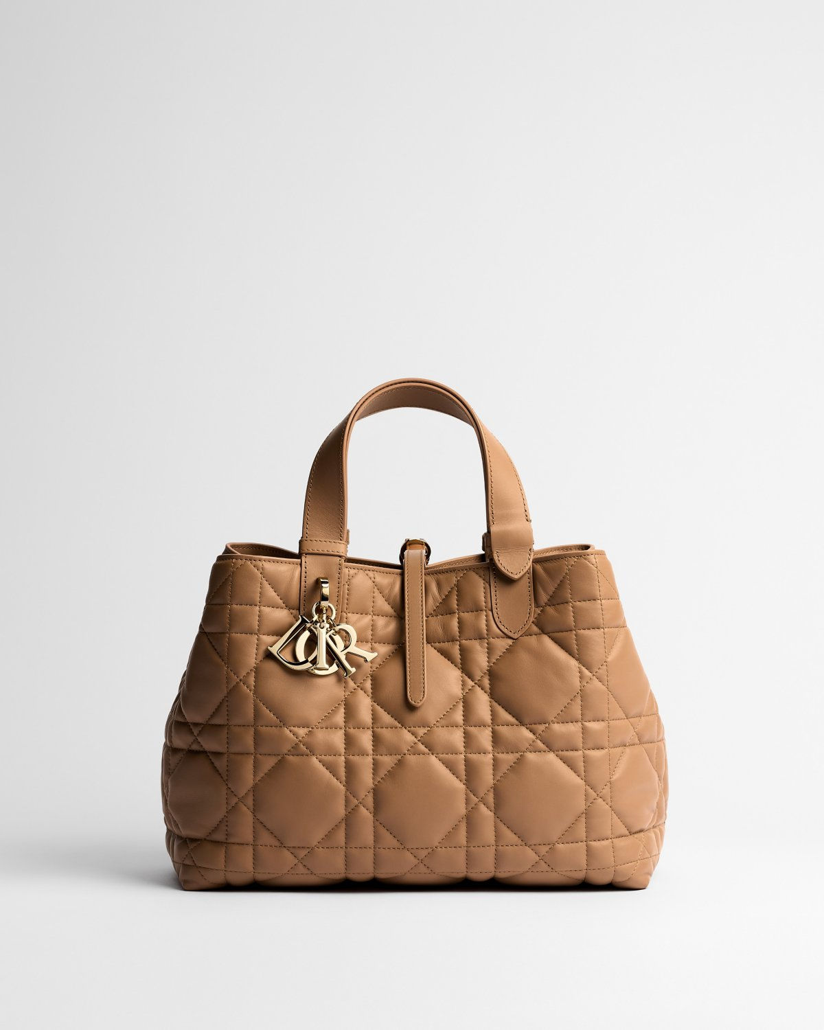 Dior Medium Toujours bag in camel Macrocannage calfskin – front view