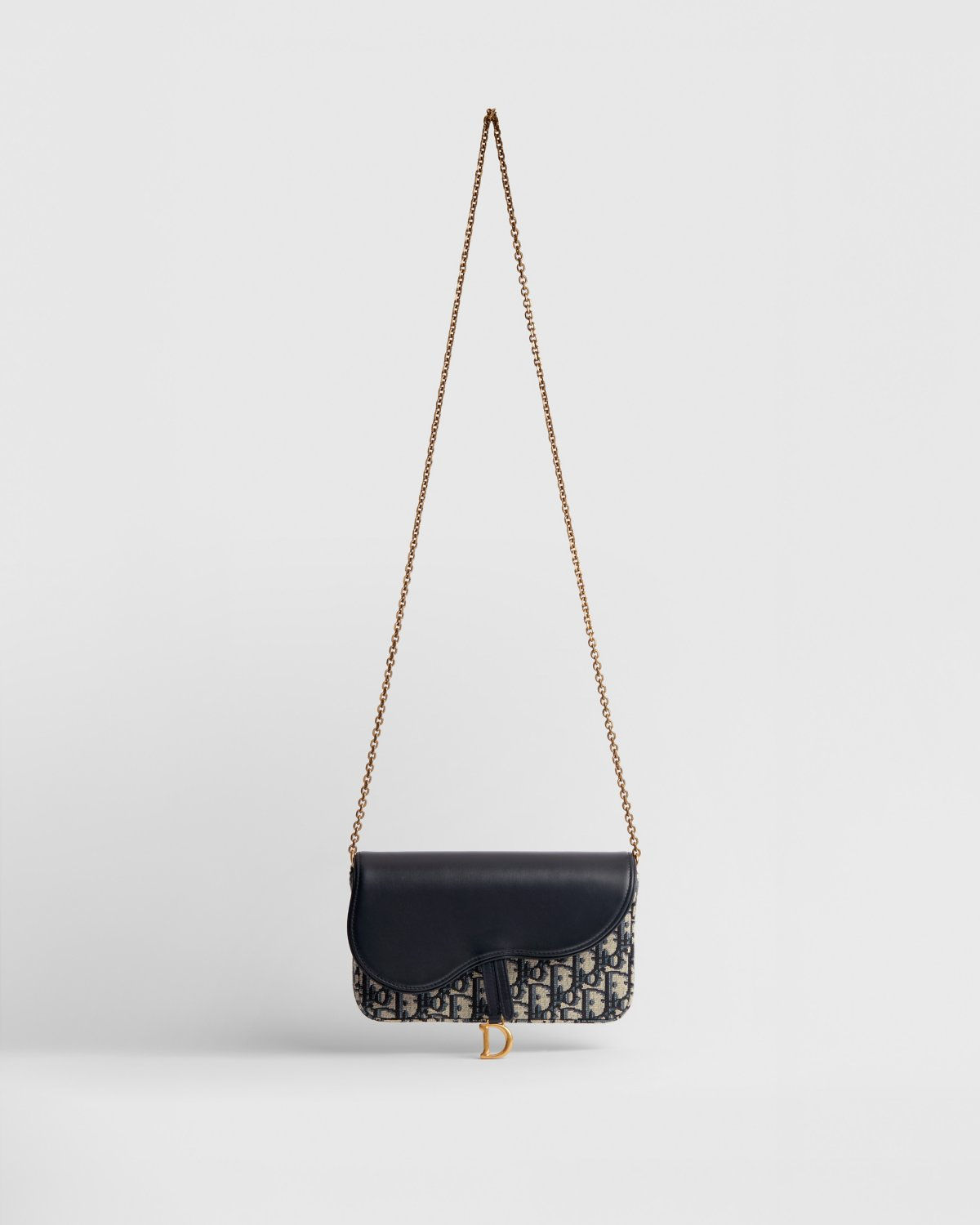 Dior Medium Saddle Pouch with chain in blue Dior Oblique jacquard and calfskin – front view