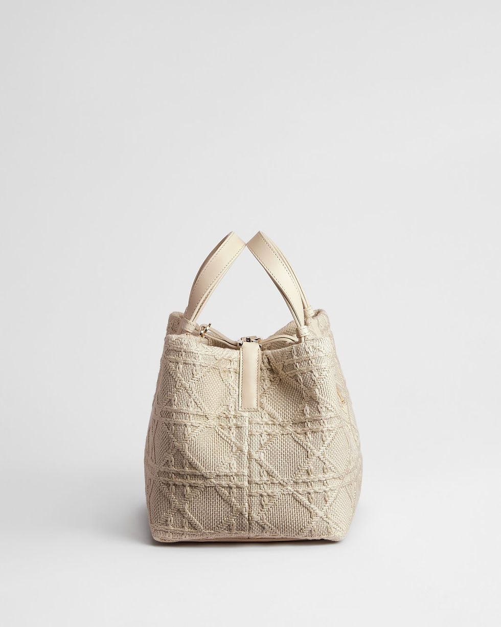 Thumbnail: Dior Medium Toujours bag in beige raffia-effect Cannage embroidery – side view