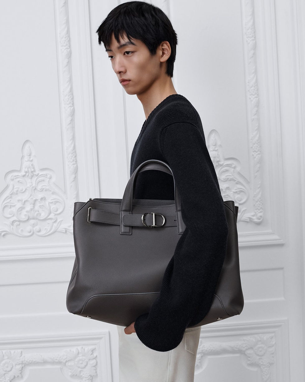 Dior Medium Normandie tote bag in grey grained calfskin – view 2