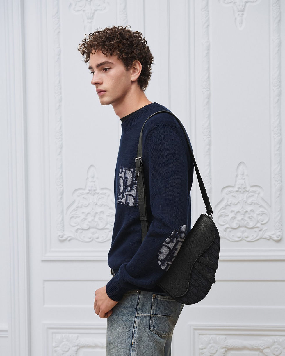 Dior Saddle bag in black Dior Oblique jacquard and Taurillon leather – worn on the shoulder by model