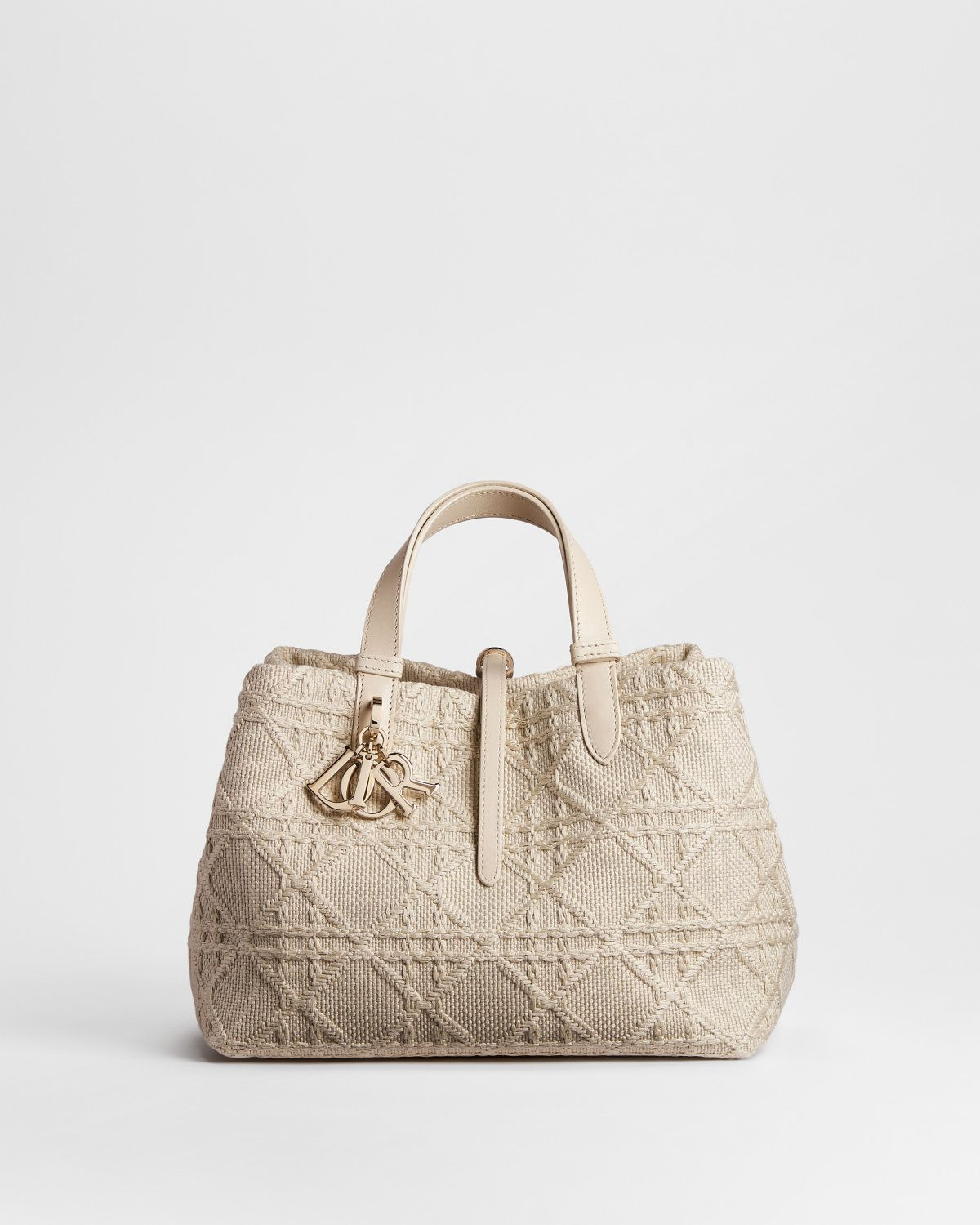 Dior Medium Toujours bag in beige raffia-effect Cannage embroidery – front view