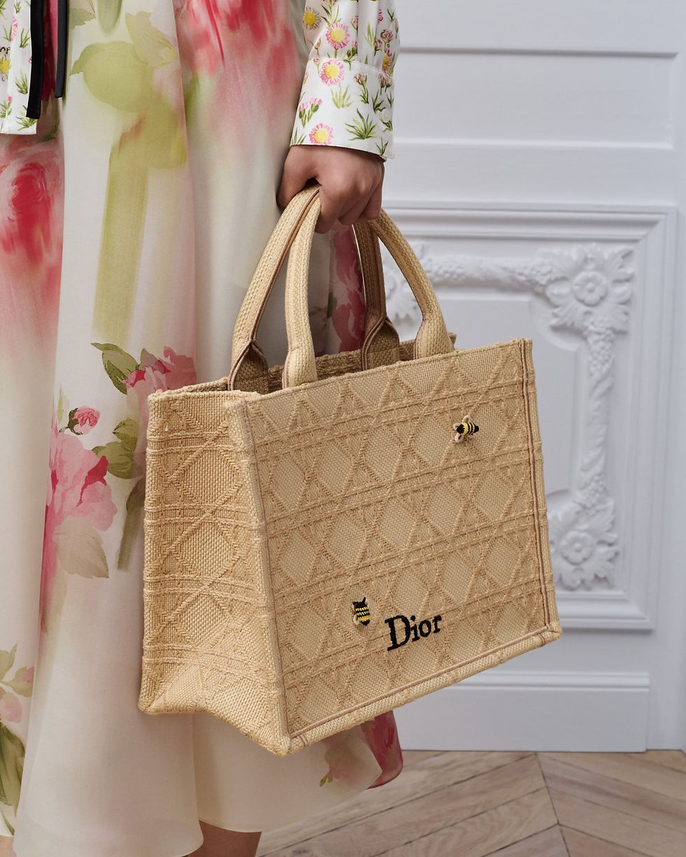 Dior Medium Book Tote with strap in beige raffia-effect Cannage embroidery – view 2