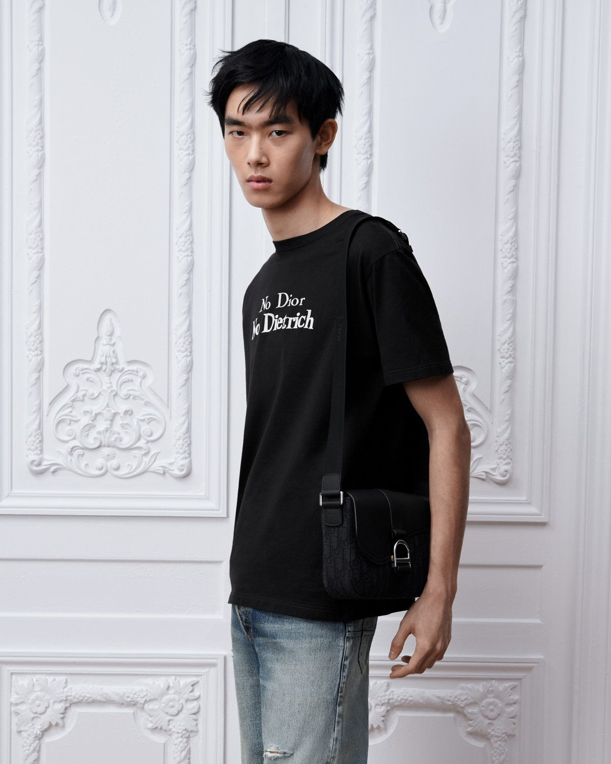 Dior Saddle Heritage messenger bag in black Dior Oblique jacquard – worn on the shoulder by model