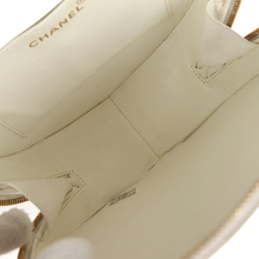 Thumbnail: Interior view in white leather showing the zipped compartment and lining