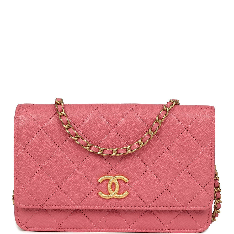 Front view of the wallet on chain in pink caviar leather with brushed gold CC